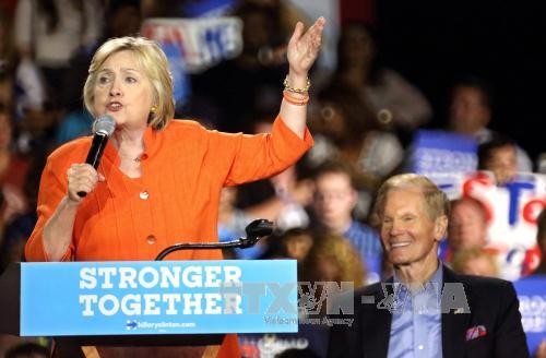 Clinton takes lead over Trump in key states - ảnh 1